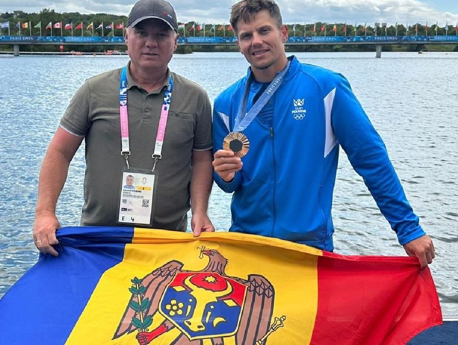 Serghei Tarnovschi, alături de jurnalistul Eduard Ciobanu, preşedintele Asociaţiei Presei Sportive din Moldova, după medalia cucerită azi Istorie pentru Republica Moldova! Serghei Tarnovschi a luat bronzul la canoe 1- 1.000m! Cine e sportivul care a mai pierdut o medalie olimpică din cauza dopajului
