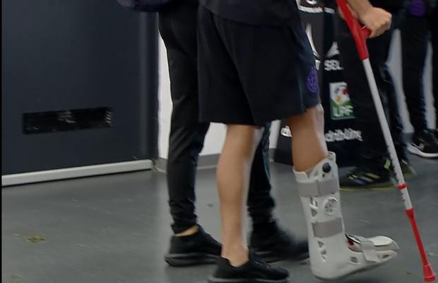 Titularul de la FCSB, în cârje » Problemă majoră după meciul cu Farul
