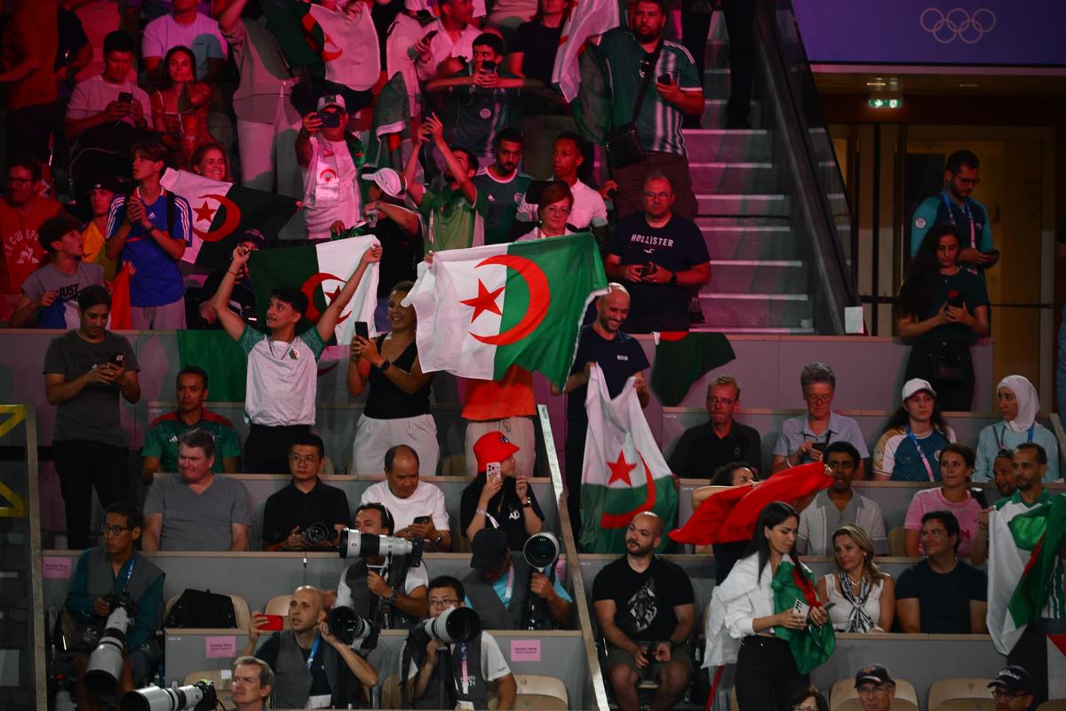 Imane i-a unit! Imagini spectaculoase surprinse de Gazeta în miez de noapte la Paris: sute de algerieni au celebrat pe străzi medalia de aur a noii eroine a țării: „Khelif, regina noastră!”