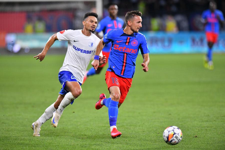 Cristi Ganea în duel cu Marius Ștefănescu. FCSB - Farul, etapa #5 din Superliga/ foto: Cristi Preda (GSP) Dinamo vrea doi jucători importanți de la Farul
