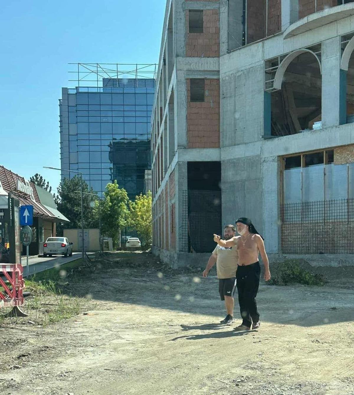 „Stallone de România”  » Gigi Becali a descins din Rolls cu un „turban”, la bustul gol
