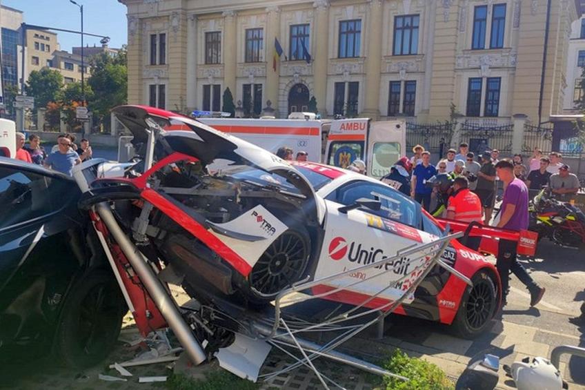 Mașina lui Marco Leu a fost grav avariată // foto: renașterea.ro