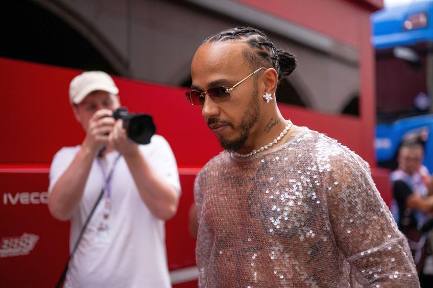 Ținutele „ridicole” ale lui Lewis Hamilton, criticate de fostul șef cu origini românești din Formula 1: „Moda l-a ajutat cu Kim Kardashian”