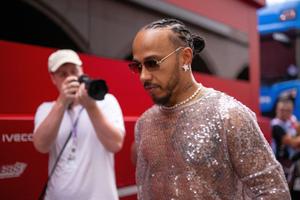 Ținutele „ridicole” ale lui Lewis Hamilton, criticate de fostul șef cu origini românești din Formula 1: „Moda l-a ajutat cu Kim Kardashian”