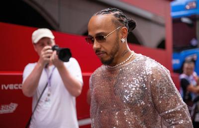 Ținutele „ridicole” ale lui Lewis Hamilton, criticate de fostul șef cu origini românești din Formula 1: „Moda l-a ajutat cu Kim Kardashian”