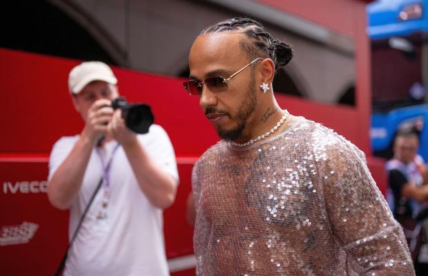 Ținutele „ridicole” ale lui Lewis Hamilton, criticate de fostul șef cu origini românești din Formula 1: „Moda l-a ajutat cu Kim Kardashian”