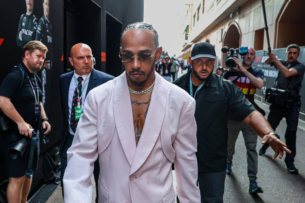 Ținutele lui Lewis Hamilton din paddock, în ultimul an // foto: Imago