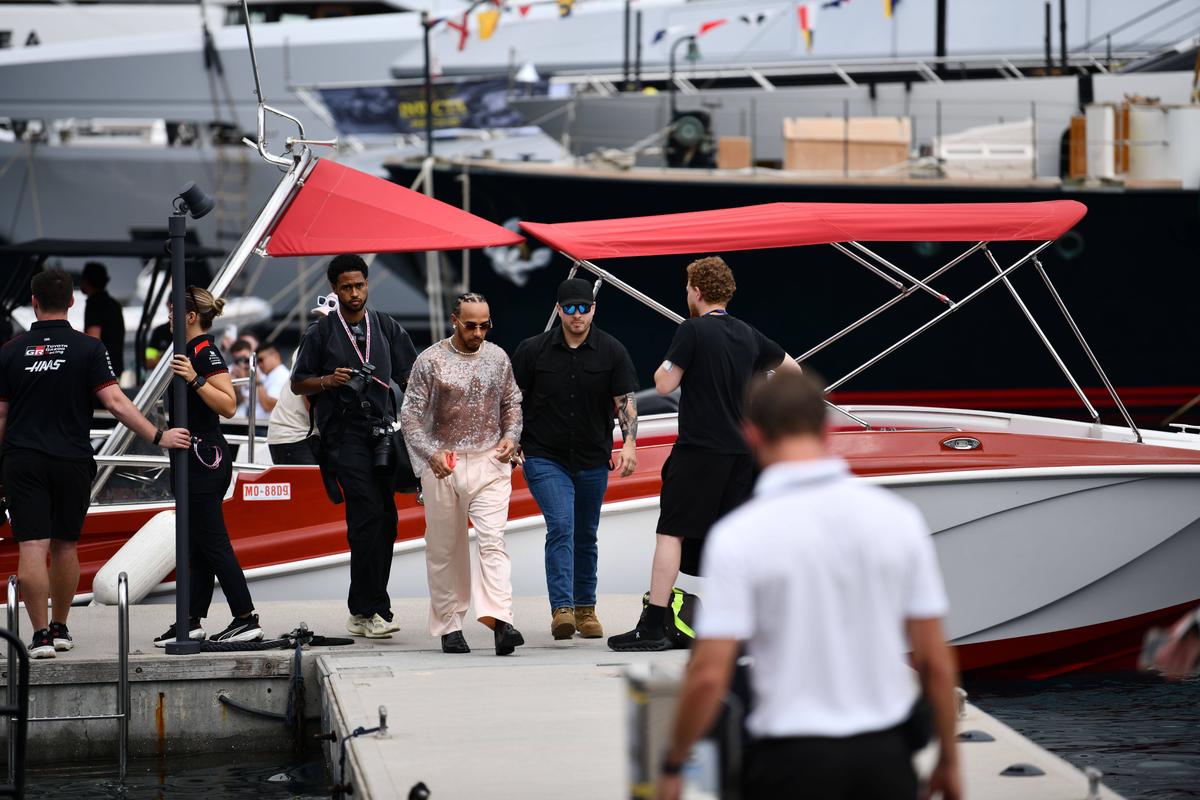 Ținutele „ridicole” ale lui Lewis Hamilton, criticate de fostul șef cu origini românești din Formula 1: „Moda l-a ajutat cu Kim Kardashian”