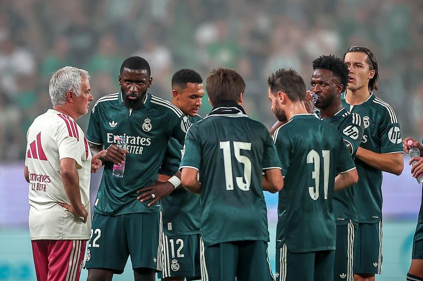 Jose Mourinho, alături de jucătorii lui în meciul cu Ferencvaros