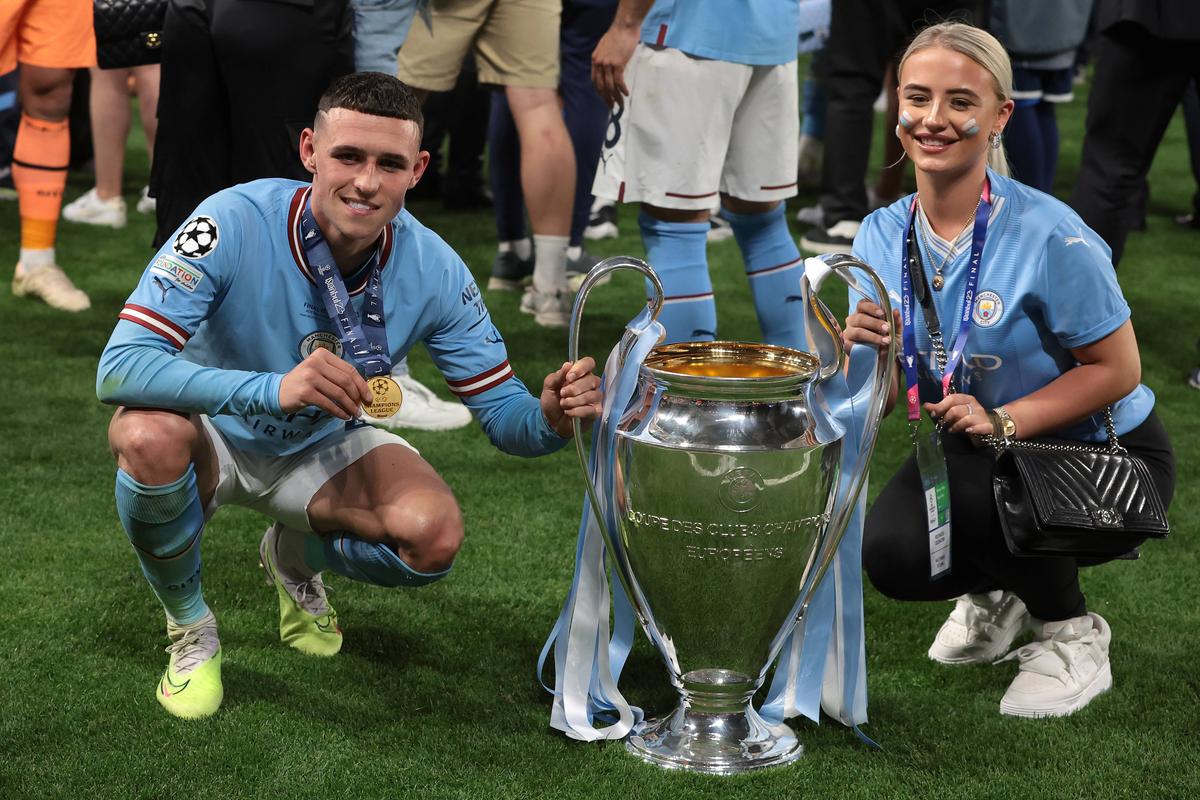 Neașteptat! Iubita starului din Premier League vinde tricouri la mâna a doua