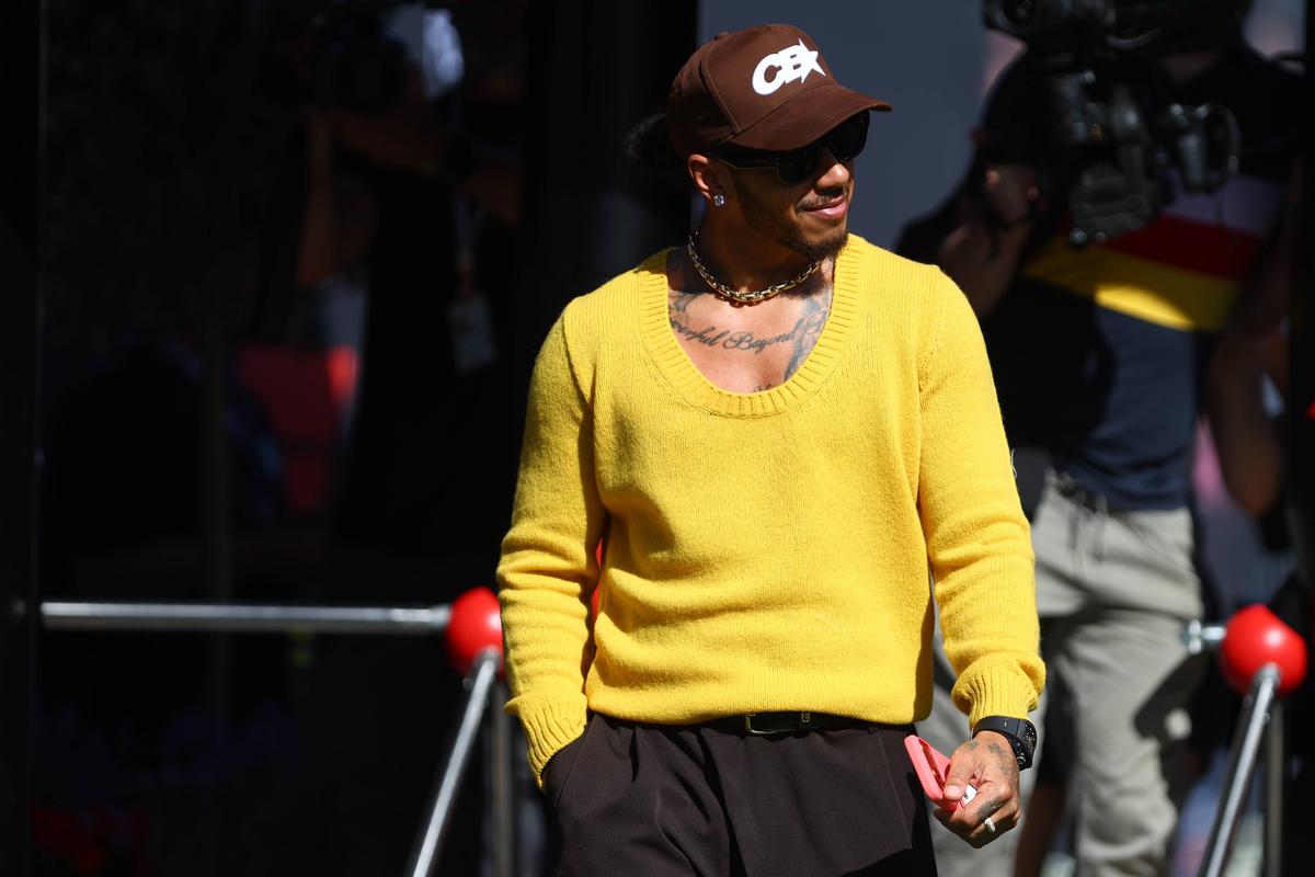Ținutele „ridicole” ale lui Lewis Hamilton, criticate de fostul șef cu origini românești din Formula 1: „Moda l-a ajutat cu Kim Kardashian”