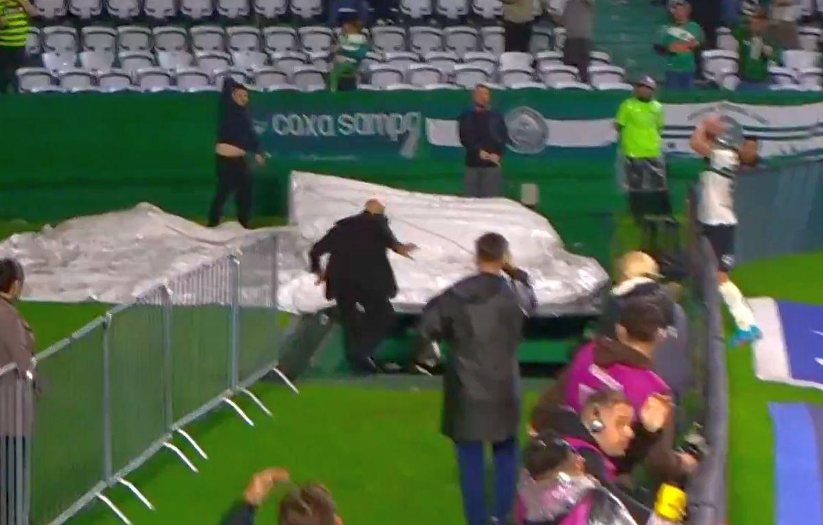A căzut în tunel sărbătorind un gol care apoi i-a fost anulat!