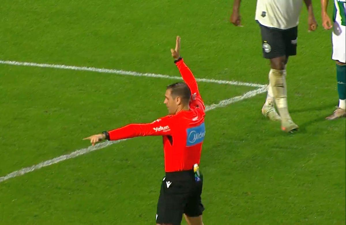 A căzut în tunel sărbătorind un gol care apoi i-a fost anulat!