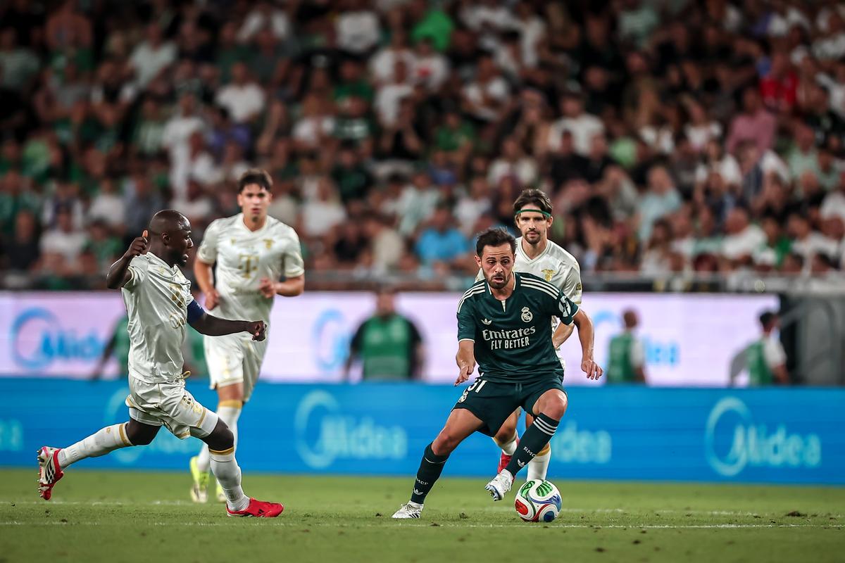 Cu ce mare jucător de la Real Madrid a schimbat tricoul românul Marius Corbu
