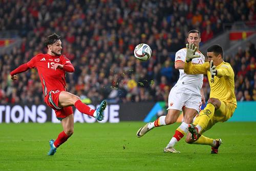 Igor Nikic, aici în acțiune pentru naționala Muntenegrului împotriva Țării Galilor // foto: Guliver/gettyimages