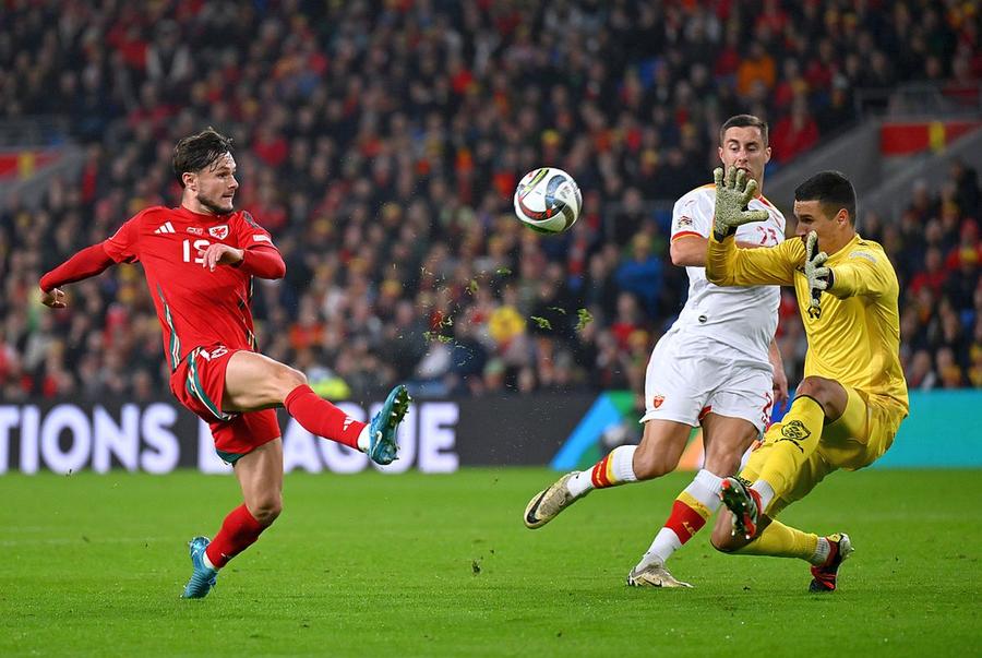 Igor Nikic, aici în acțiune pentru naționala Muntenegrului împotriva Țării Galilor // foto: Guliver/gettyimages Prezentat acum o lună, jucătorul de națională nu poate debuta în Superligă! Unde s-au blocat lucrurile: „Se fac inisistențe la Minister”
