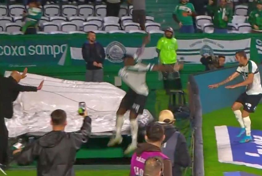 Jacy de la Coritiba a căzut în tunel sărbătorind un gol care apoi i-a fost anulat!