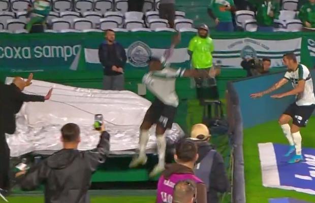 A căzut în tunel sărbătorind un gol care apoi i-a fost anulat!