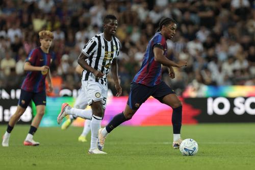 Catalanul Alejandro Balde (dreapta), în acțiune contra lui Udinese / Foto: Imago