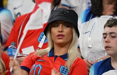 Neașteptat! Iubita starului din Premier League vinde tricouri la mâna a doua