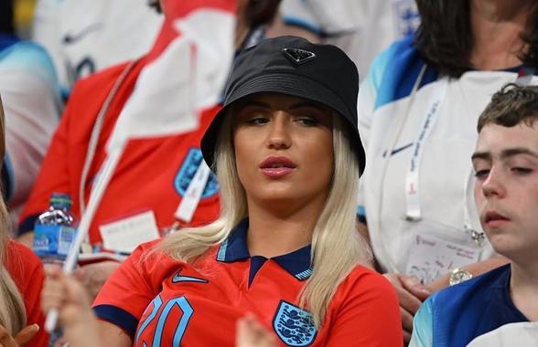 Neașteptat! Iubita starului din Premier League vinde tricouri la mâna a doua