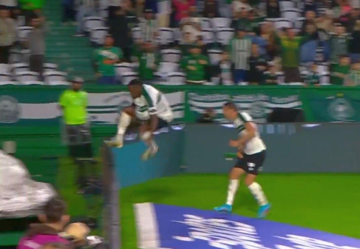 A căzut în tunel sărbătorind un gol care apoi i-a fost anulat!