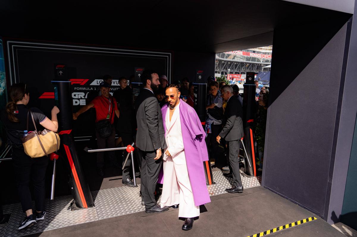 Ținutele „ridicole” ale lui Lewis Hamilton, criticate de fostul șef cu origini românești din Formula 1: „Moda l-a ajutat cu Kim Kardashian”
