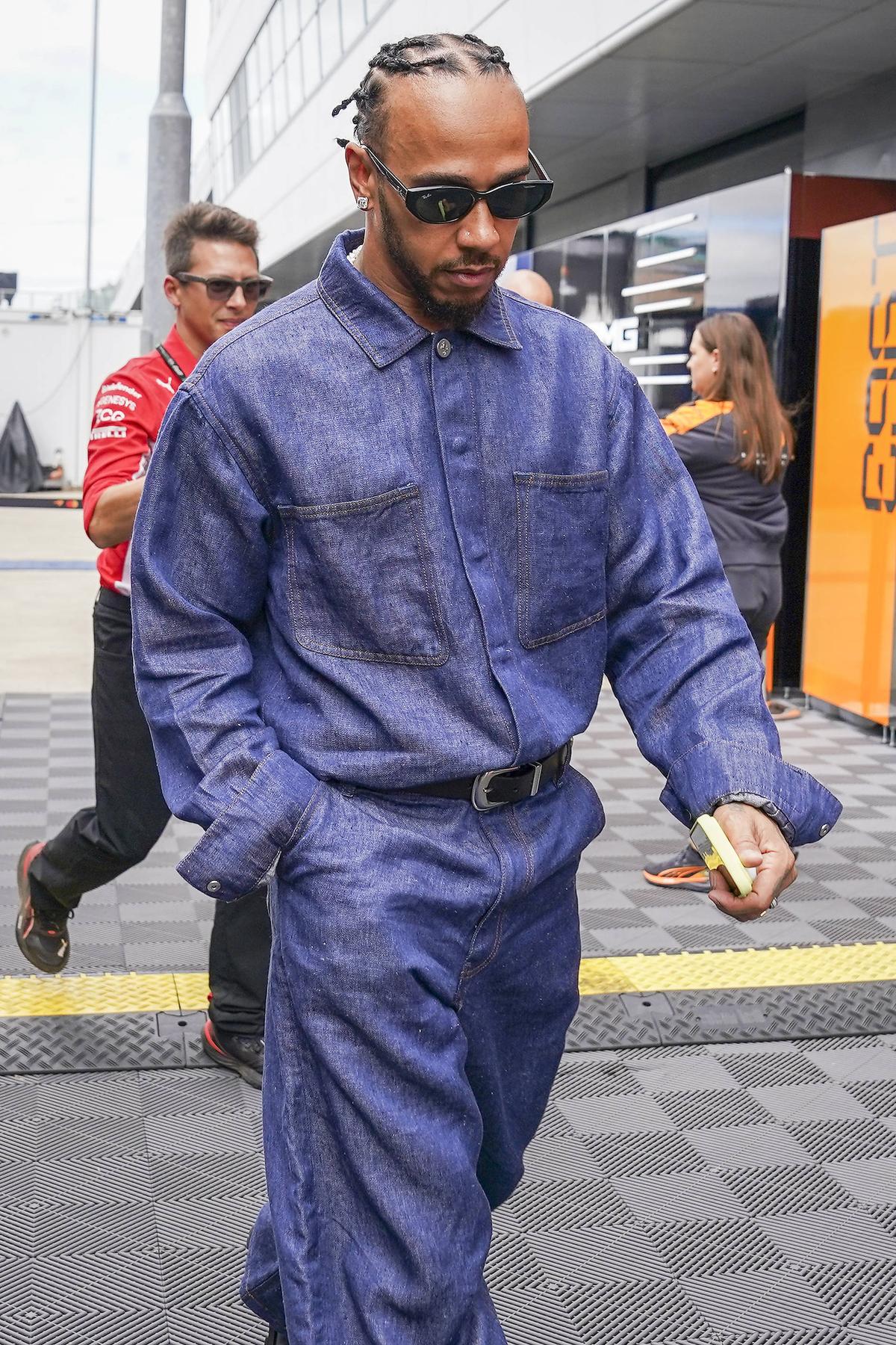 Ținutele „ridicole” ale lui Lewis Hamilton, criticate de fostul șef cu origini românești din Formula 1: „Moda l-a ajutat cu Kim Kardashian”