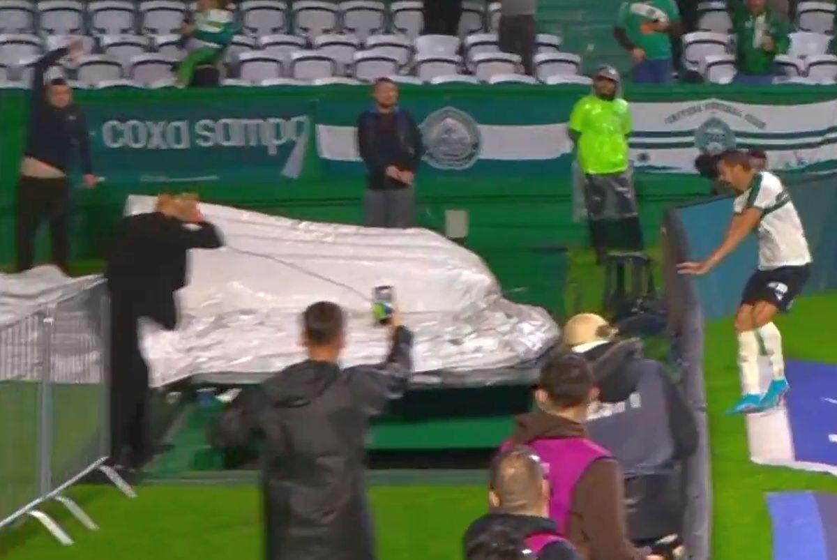 A căzut în tunel sărbătorind un gol care apoi i-a fost anulat!