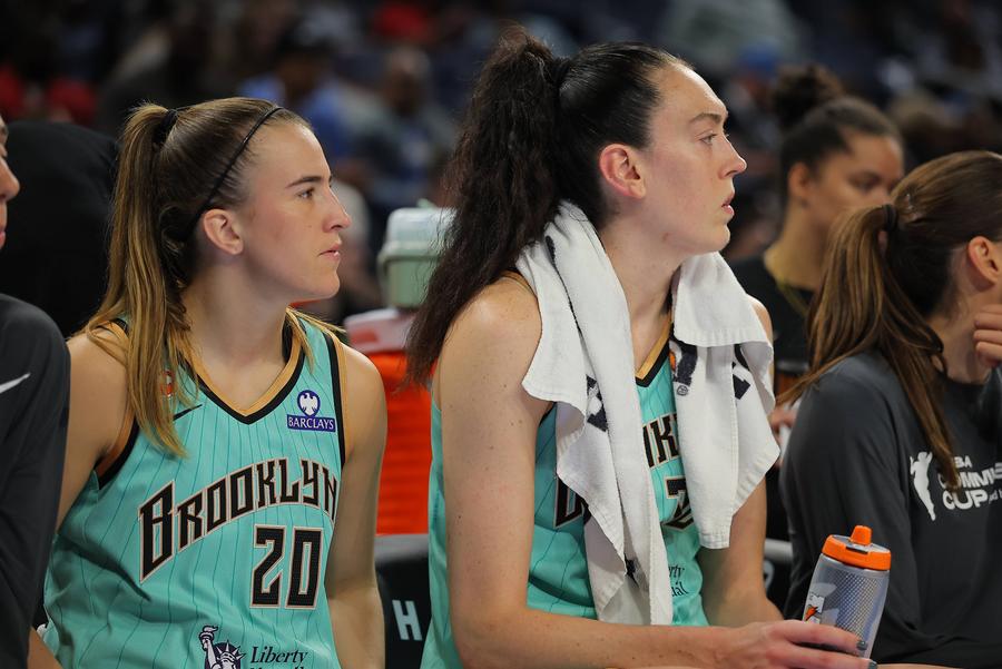 Sabrina Ionescu, alături de Breanna Stewart/Foto: Imago Images Sabrina Ionescu nu a prins lotul SUA pentru Mondial, iar o legendă a baschetului e surprinsă: „Nu e o senzație plăcută”