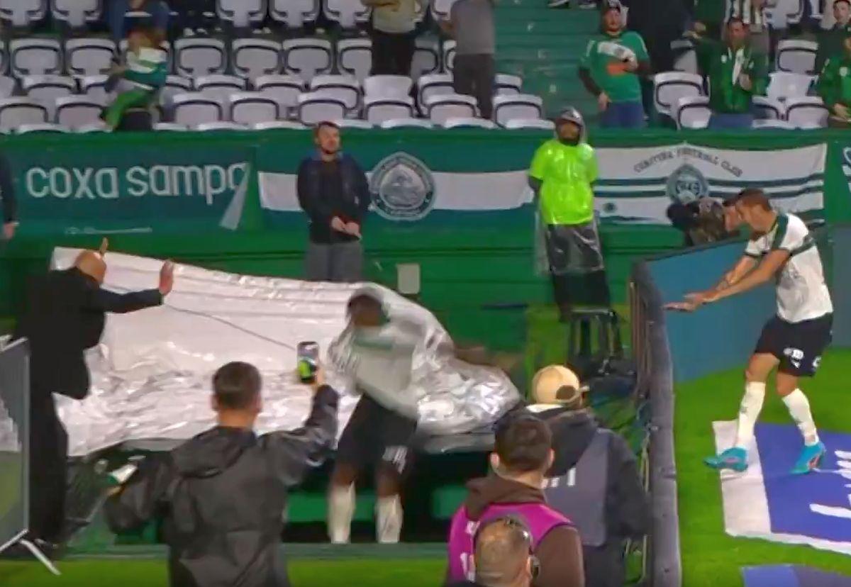 A căzut în tunel sărbătorind un gol care apoi i-a fost anulat!