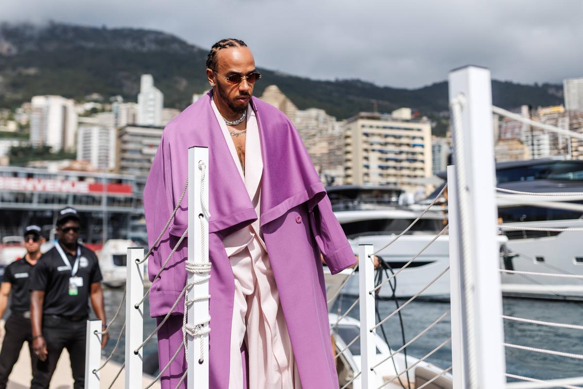 Ținutele lui Lewis Hamilton din paddock, în ultimul an // foto: Imago