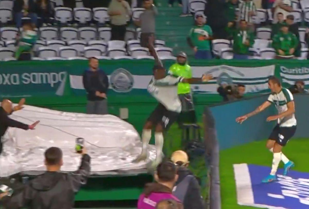 A căzut în tunel sărbătorind un gol care apoi i-a fost anulat!