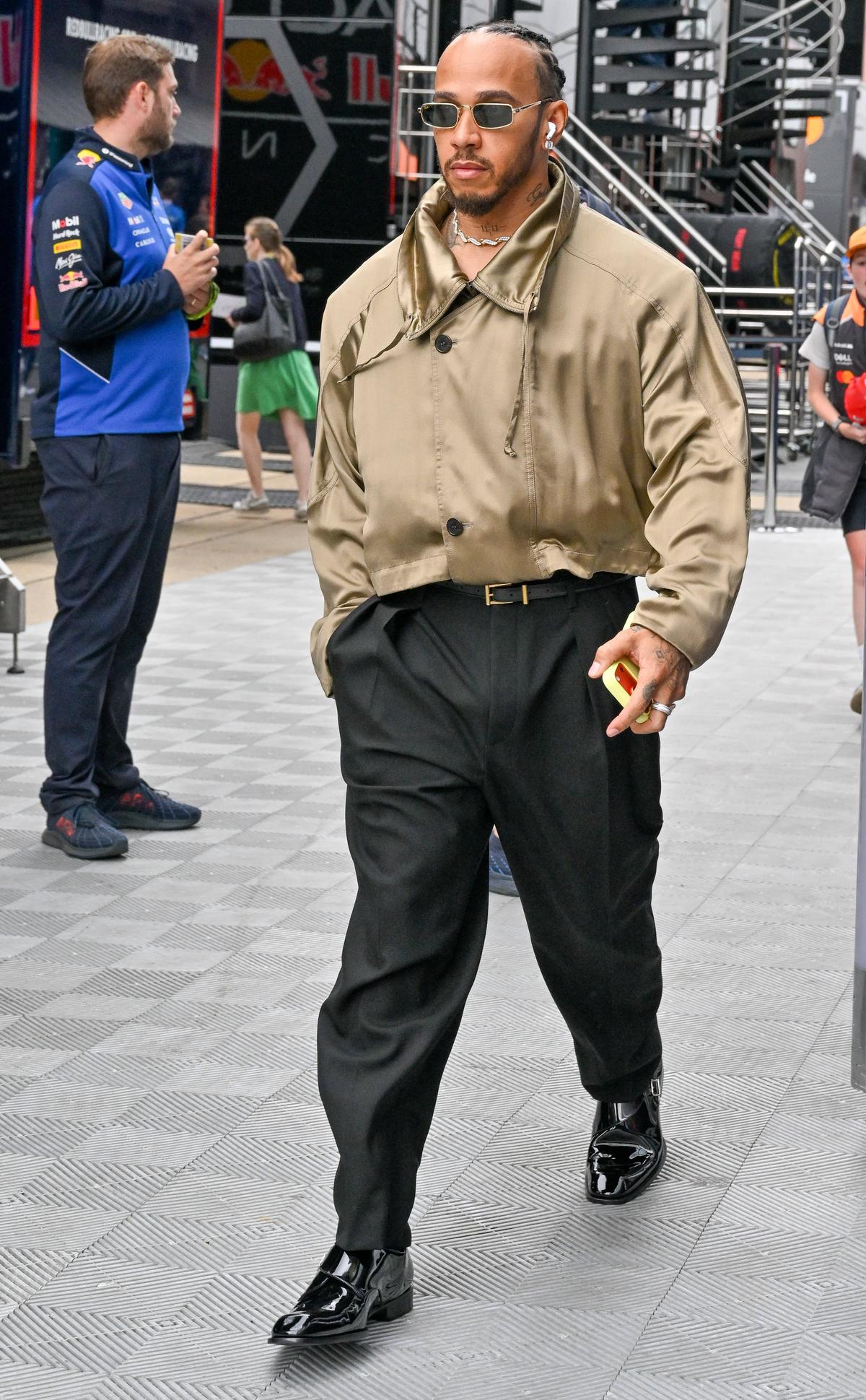 Ținutele lui Lewis Hamilton din paddock, în ultimul an // foto: Imago