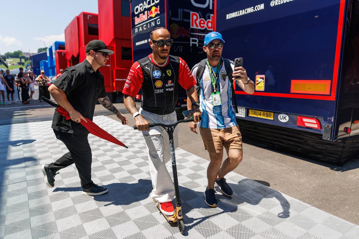 Ținutele „ridicole” ale lui Lewis Hamilton, criticate de fostul șef cu origini românești din Formula 1: „Moda l-a ajutat cu Kim Kardashian”