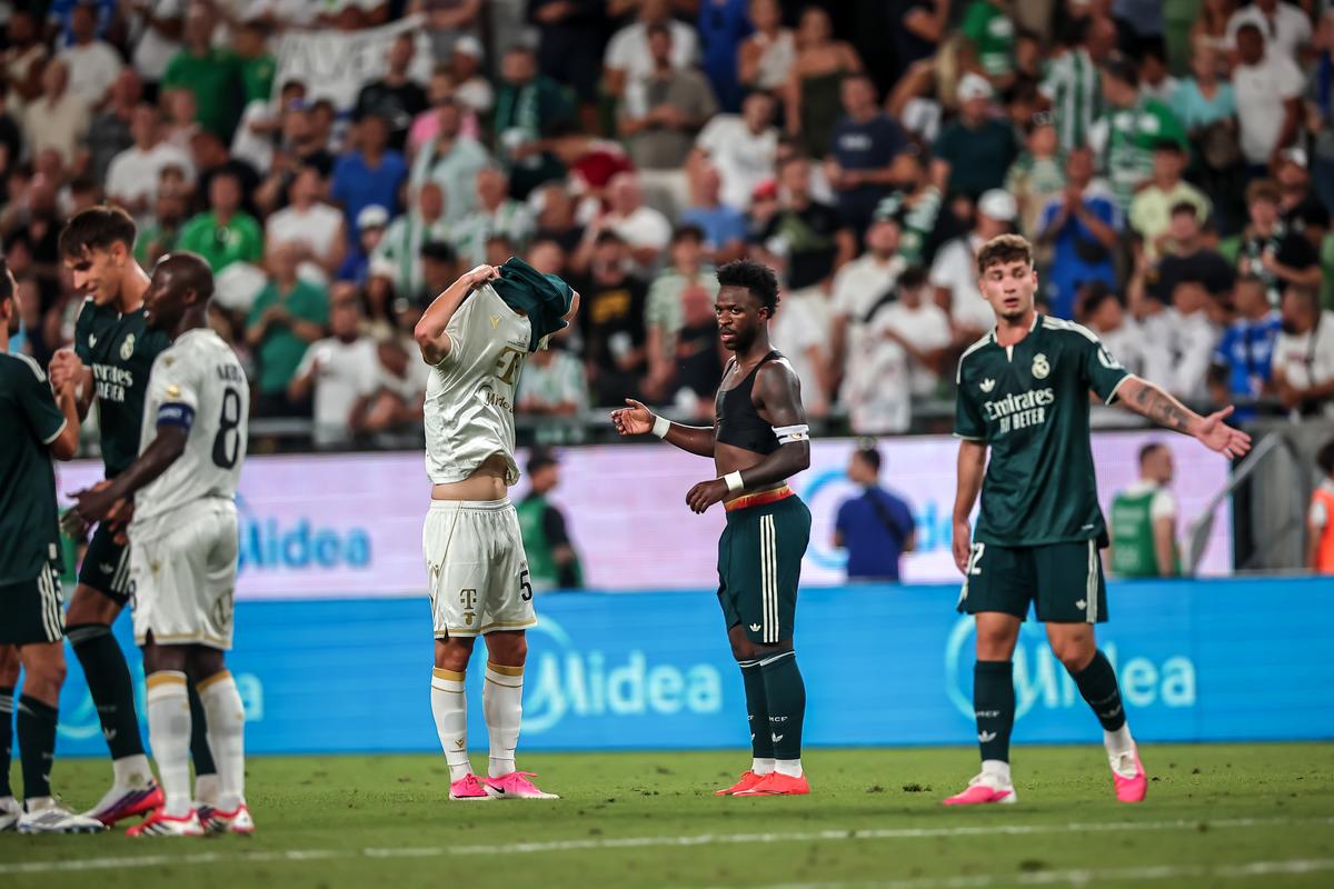 Cu ce mare jucător de la Real Madrid a schimbat tricoul românul Marius Corbu