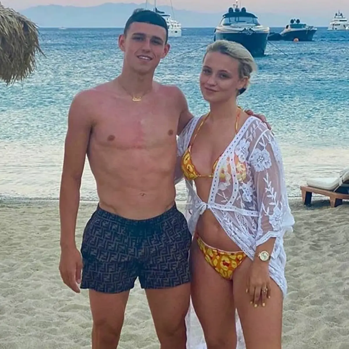 Neașteptat! Iubita starului din Premier League vinde tricouri la mâna a doua