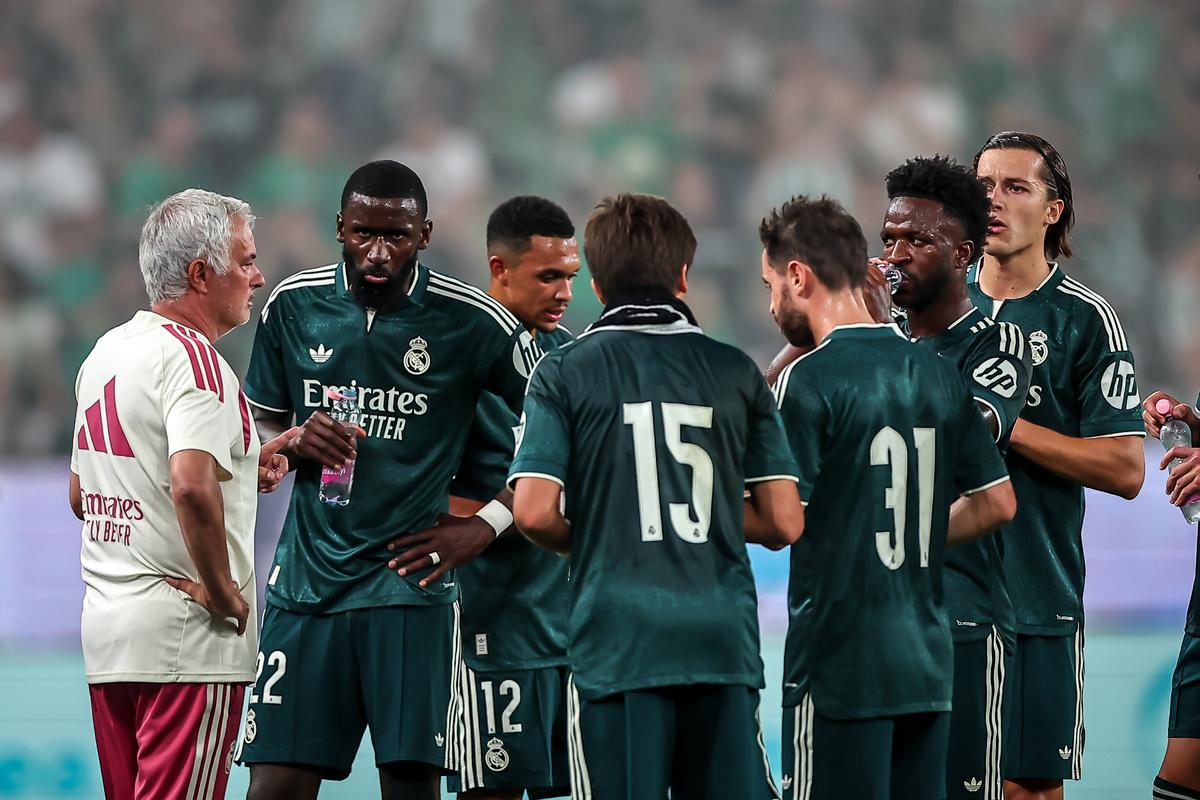 Cu ce mare jucător de la Real Madrid a schimbat tricoul românul Marius Corbu