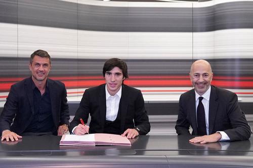 Sandro Tonali a fost împrumutat de AC Milan de la Brescia // foto: acmilan.com