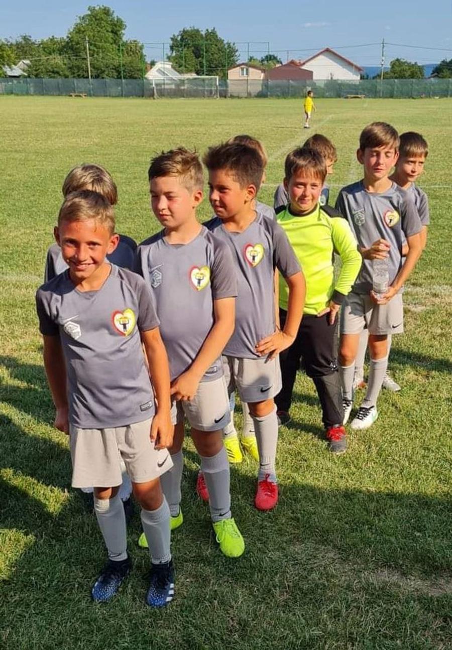 Tudor și colegii lui după un meci Micuțul pentru care nu există obstacole » Copilul cu doar 3 degete la fiecare mână, cel mai bun portar la categoria sa de vârstă
