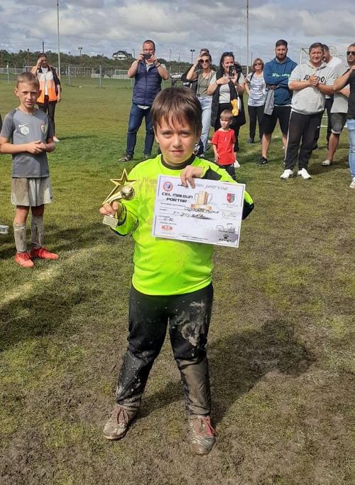 Tudor Cojocaru și diploma primită pentru cel mai bun portar al turneului
Foto: brasovjuniorscup/facebook