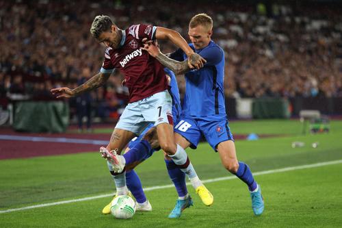 Scamacca, în duel cu Tamm / FOTO: GettyImages