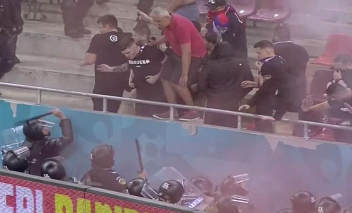 Scandal la Dinamo - Steaua! Bătaie între ultrași și jandarmi