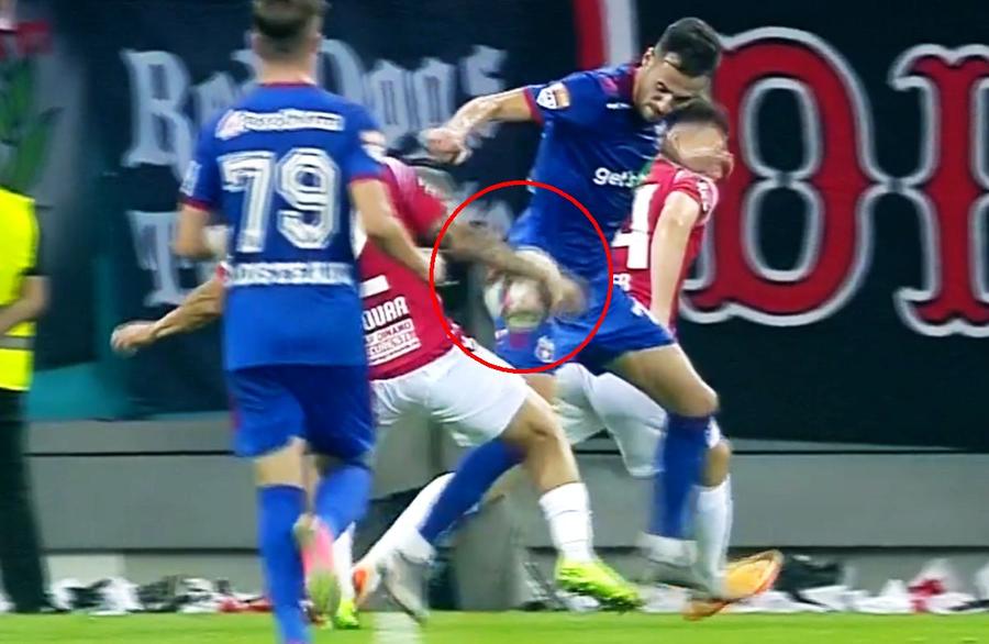 FOTO: Captură @Prima Sport CSA Steaua a cerut penalty în derby-ul cu Dinamo! Faza s-a petrecut chiar sub ochii „centralului” Iulian Călin