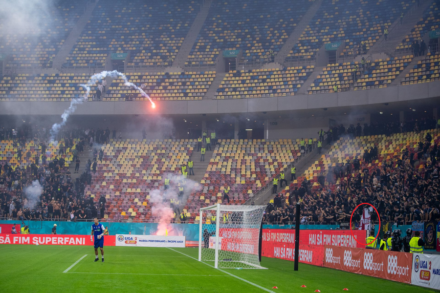 Fanii steliști, ținând steagul cu „Front 48” Spectacol de Liga 1 în Dinamo - Steaua » Scenografii impresionante + mesaje acide