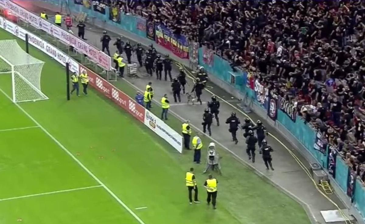 Scandal la Dinamo - Steaua! Bătaie între ultrași și jandarmi
