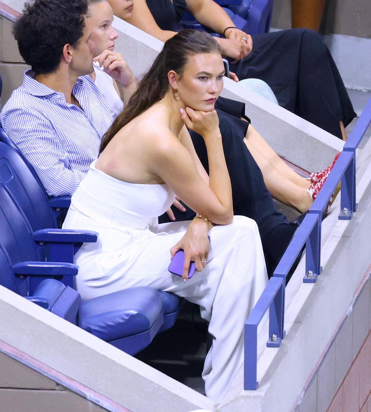 Divele în alb de la US Open! S-au făcut remarcate imediat în tribune, iar fotografii le-au pozat în cele mai neașteptate ipostaze