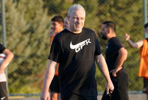 Marius Șumudică (52 de ani) a repetat că-și asumă un mare risc venind la echipa de pe ultimul loc în SuperLig: „Am preluat lotul, dar nu știu cum este pregătit fizic. Nu cunosc decât 4-5 jucători, voi face 3-4 transferuri”.
