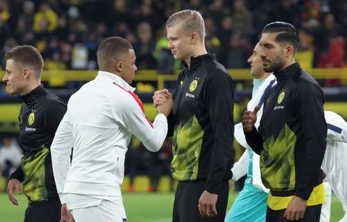 Erling Haaland, dând mâna cu Kylian Mbappe înainte de un Dortmund - PSG. 
Foto: Football Espana