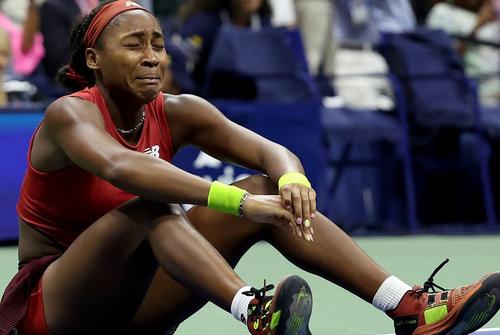 Coco Gauff (19 ani, 6 WTA) a învins-o pe Aryna Sabalenka (25 de ani, 2 WTA), scor 2-6, 6-3, 6-2, și a cucerit trofeul la US Open. Este primul trofeu de Grand Slam din cariera americancei.